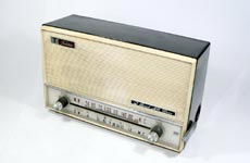 TOSHIBA MODEL 8TH-496S MW/SW 2BAND RADIO