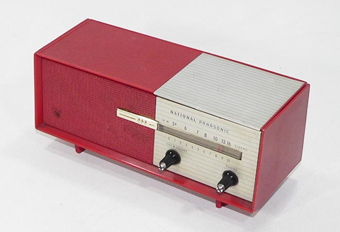 NATIONAL PANASONIC R-8 AM RADIO